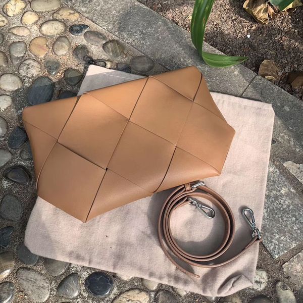 2020 new leather handbag leisure handbag messenger bag fashion handbag
2020 new leather handbag leisure handbag messenger bag fashion handbag