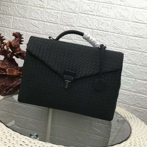 2020 latest simple business design briefcase waxed cowhide layer men's handbag business office gold model briefcase handbag
2020 latest simple business design briefcase waxed cowhide layer men's handbag business office gold model briefcase handbag