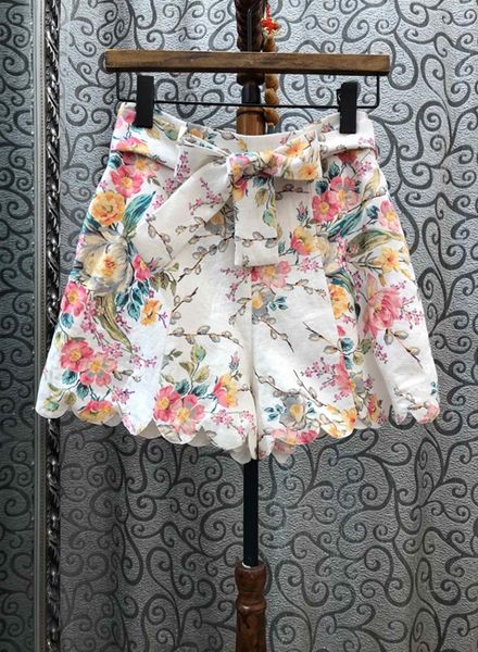 2020 early spring new women's lace-up knotted waist hugging wave pattern selvage embroidery flower shorts casual 405, White;black
2020 early spring new women's lace-up knotted waist hugging wave pattern selvage embroidery flower shorts casual 405, White;black