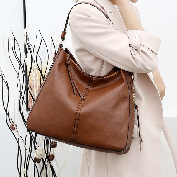2020 new fashion handbag large capacity soft leather bucket bag women's shoulder messenger bag
2020 new fashion handbag large capacity soft leather bucket bag women's shoulder messenger bag