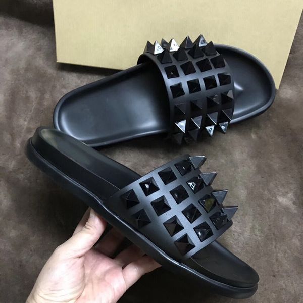 2019 NEW Designer slipper Red Bottom mens Spikes sandals causal Non-slip summer Black Slides slippers flip flops slipper BEST QUALITY
2019 NEW Designer slipper Red Bottom mens Spikes sandals causal Non-slip summer Black Slides slippers flip flops slipper BEST QUALITY