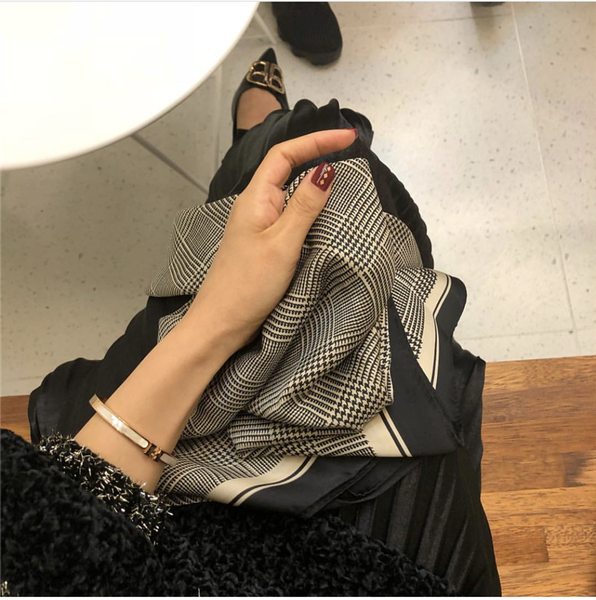ins-style retro classic houndstooth small silk spring-summer autumn-style business small square womens decoration small scarf, Black;purple
ins-style retro classic houndstooth small silk spring-summer autumn-style business small square womens decoration small scarf, Black;purple