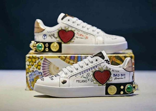 Green pearl with rivets with graffiti decoration fashion trend goddess essential sports shoes
Green pearl with rivets with graffiti decoration fashion trend goddess essential sports shoes