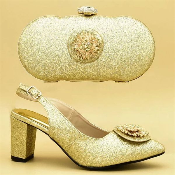 Новые модные распродажи в женских туфлях и сумках, украшенных аппликациями. 
Новые модные распродажи в женских туфлях и сумках, украшенных аппликациями.