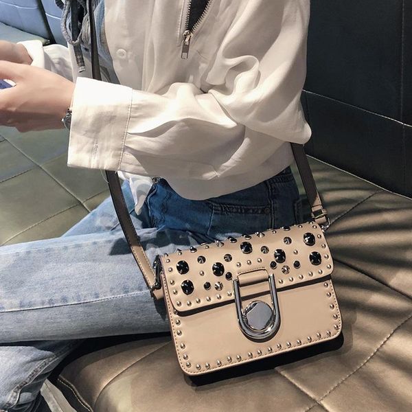 неболой локђ ђмка заклепки crossbody ђмка икаѬне клаи Ѭоконе модне жен 
неболой локђ ђмка заклепки crossbody ђмка икаѬне клаи Ѭоконе модне жен