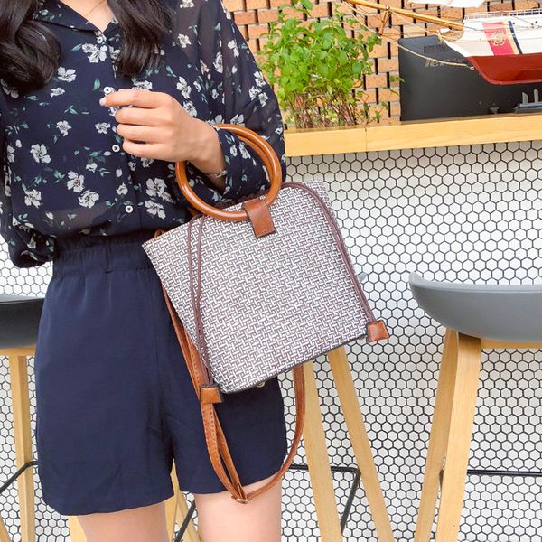 maison fabre 2019 new women wild messenger bag fashion one shoulder small square bag women crossbody panelled dropshipping 7
maison fabre 2019 new women wild messenger bag fashion one shoulder small square bag women crossbody panelled dropshipping 7