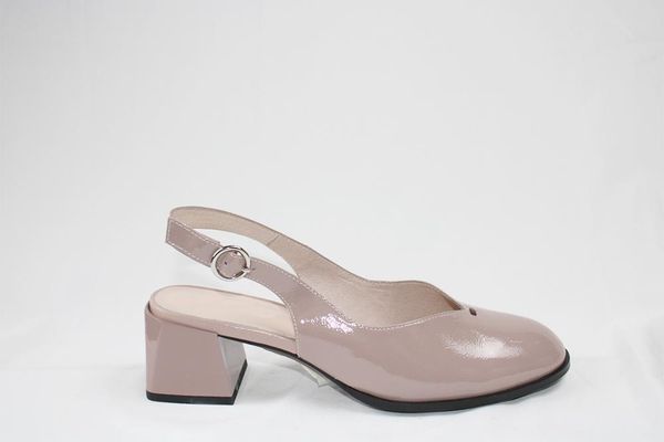 gotti leather womens sandals comfortable and breathable style in the middle heel, Black
gotti leather womens sandals comfortable and breathable style in the middle heel, Black