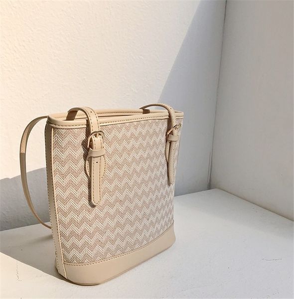 luxury designer handbag designer luxury shoulder bag women bucket large capacity color contrast plaid weave autumn and winter wild joker3
luxury designer handbag designer luxury shoulder bag women bucket large capacity color contrast plaid weave autumn and winter wild joker3