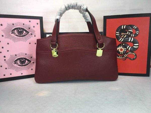 the new series of handbags, from the 1970s archives, shopping bags decorated with macro metal on the front, with a retro style
the new series of handbags, from the 1970s archives, shopping bags decorated with macro metal on the front, with a retro style