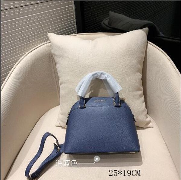 shell bag, pure cross grain cowhide shop most handbag feel super soft super comfortable high purity hardware
shell bag, pure cross grain cowhide shop most handbag feel super soft super comfortable high purity hardware