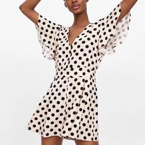 2019 women ruffles polka dot rompers hollow out flare sleeve summer bodysuit v-neck short sleeve casual playsuits, Black;white
2019 women ruffles polka dot rompers hollow out flare sleeve summer bodysuit v-neck short sleeve casual playsuits, Black;white