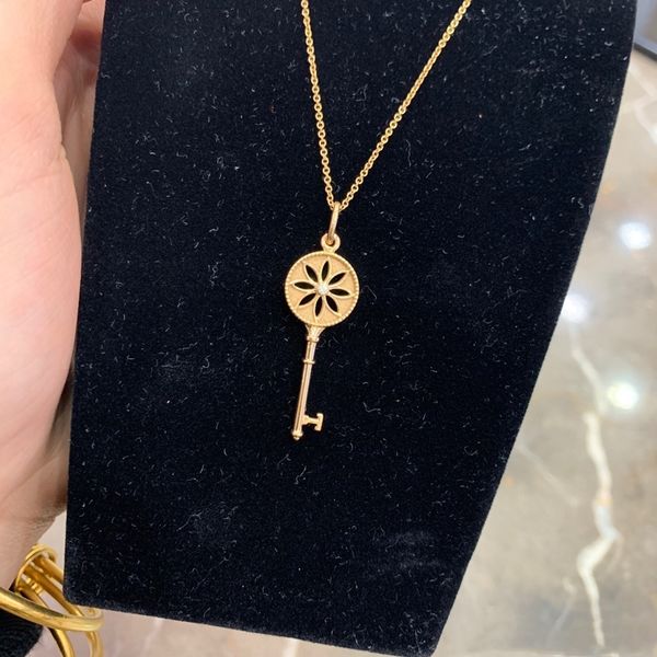 shinetung s925 sterling silver, fashionable sun flower t-shaped key necklace, 1: 1 high-end women's jewelry with
shinetung s925 sterling silver, fashionable sun flower t-shaped key necklace, 1: 1 high-end women's jewelry with