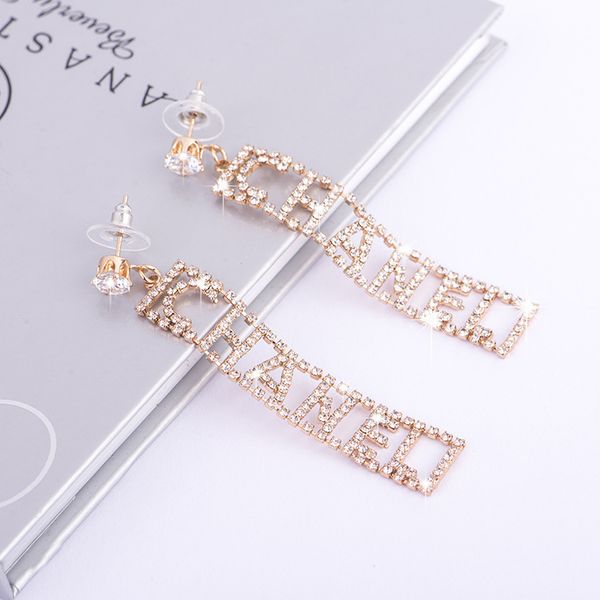 Сяо yi блестящий Циркон длинные серьги кулон с бриллиантом английский письмо серь
Сяо yi блестящий Циркон длинные серьги кулон с бриллиантом английский письмо серь