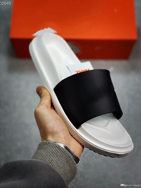 2020 new luxury designer men's and women's sports slippers non-slip inner foot feel comfortable and beautiful generous size: 36-44
2020 new luxury designer men's and women's sports slippers non-slip inner foot feel comfortable and beautiful generous size: 36-44