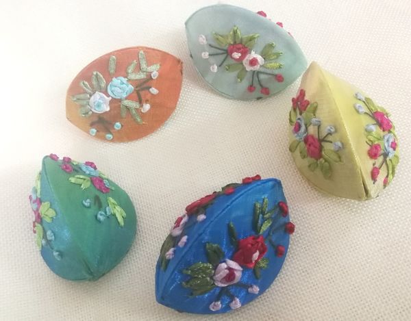 5pcs / lot shell shape embroidery handmade flower colorful brocade silk coin bags, purse, jewelry bags, rings bag, earring bags, Black;white
5pcs / lot shell shape embroidery handmade flower colorful brocade silk coin bags, purse, jewelry bags, rings bag, earring bags, Black;white