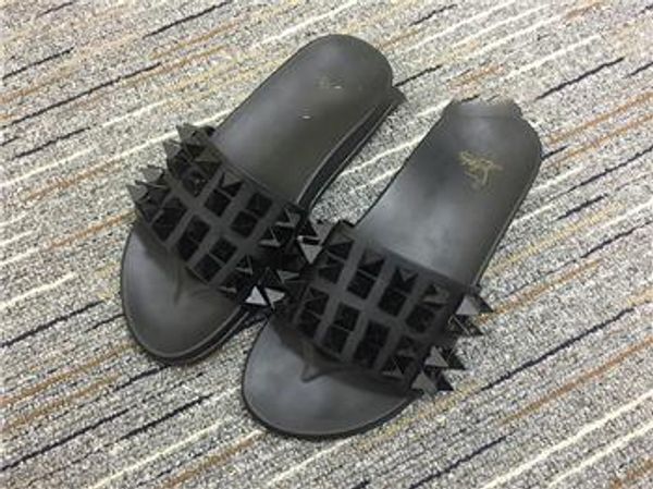 2020 new men women slippers with box luxury designer ladies beach slipper tide male rivet stud slippers non-slip leather, Black;red
2020 new men women slippers with box luxury designer ladies beach slipper tide male rivet stud slippers non-slip leather, Black;red