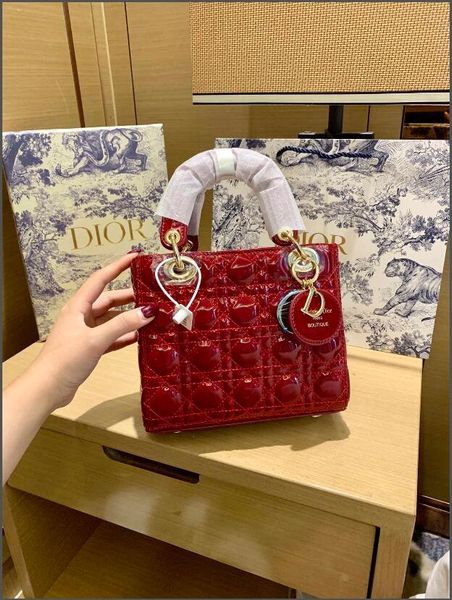 2020 elegant and versatile ladies selling versatile handbag shoulder bag leather shiny new ladies messenger bag business bag backpack
2020 elegant and versatile ladies selling versatile handbag shoulder bag leather shiny new ladies messenger bag business bag backpack