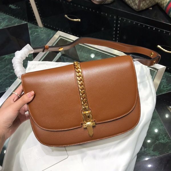 the new lady's single shoulder bag high-end custom quality diagonal cross bag fashion trend leisure style gold metal accessories with s
the new lady's single shoulder bag high-end custom quality diagonal cross bag fashion trend leisure style gold metal accessories with s