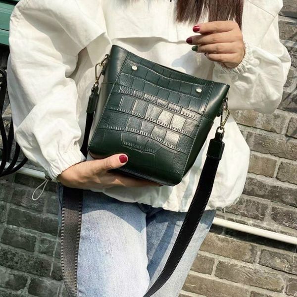 кожа женщин мешок 2020 новый широкий плечевой bucket bag мода плеча простой pure color посланника
кожа женщин мешок 2020 новый широкий плечевой bucket bag мода плеча простой pure color посланника