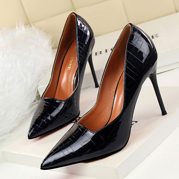 heels shoes woman fashion patent leather glod sliver party wedding shoes female pointed toe 9.5cm high heels ladies 1570-1, Black
heels shoes woman fashion patent leather glod sliver party wedding shoes female pointed toe 9.5cm high heels ladies 1570-1, Black
