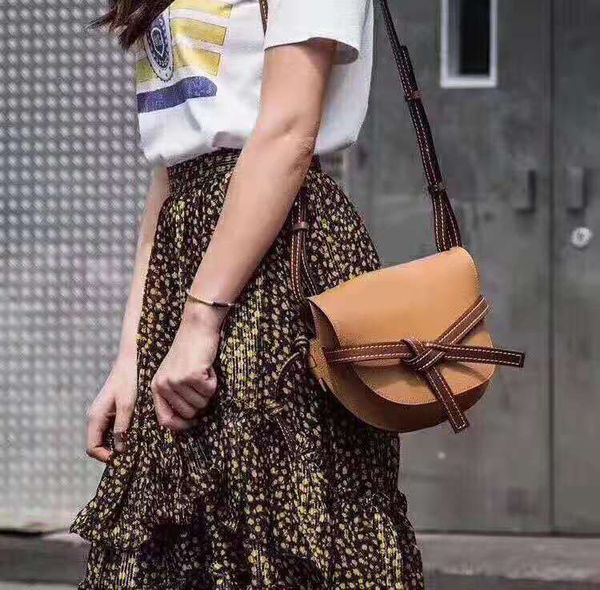 2019 women designer handbags luxury crossbody fashion shoulder bags saddle bag shap good quality real leather purses ladies handbag
2019 women designer handbags luxury crossbody fashion shoulder bags saddle bag shap good quality real leather purses ladies handbag