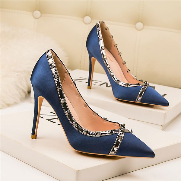 2019 fashion 10cm high heels women valentine blue silver pumps female satin stiletto heels tacones fetish silk silver shoes, Black
2019 fashion 10cm high heels women valentine blue silver pumps female satin stiletto heels tacones fetish silk silver shoes, Black