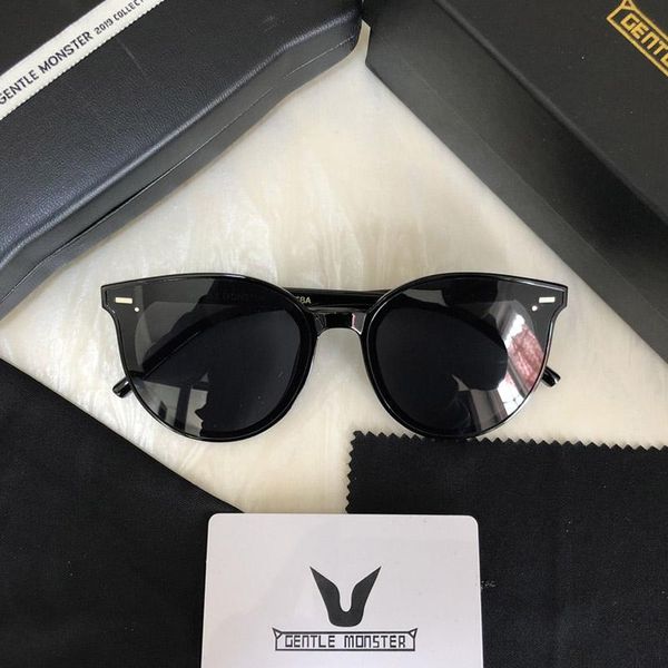 2020 korean gentle monster women sunglasses east moon fashion lady elegant cat eye sunglass woman retro sunglasses original pack c990701, White;black
2020 korean gentle monster women sunglasses east moon fashion lady elegant cat eye sunglass woman retro sunglasses original pack c990701, White;black