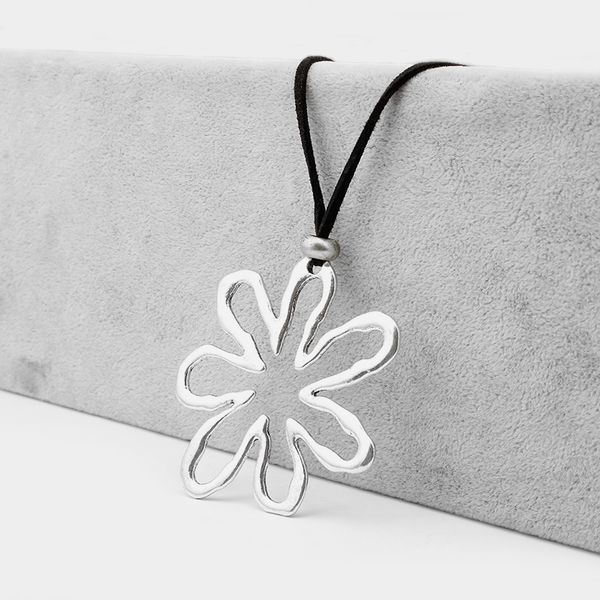1 pcs antique silver open craft abstract large flower pendant necklace black faux suede cord chain long chain necklace
1 pcs antique silver open craft abstract large flower pendant necklace black faux suede cord chain long chain necklace