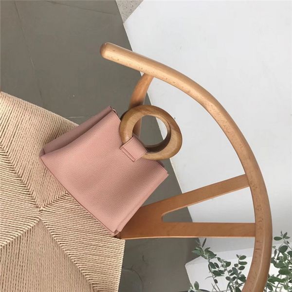 designer-handbags solid color wooden round handle shoulder bag for women beach large capacity clutch handbag
designer-handbags solid color wooden round handle shoulder bag for women beach large capacity clutch handbag