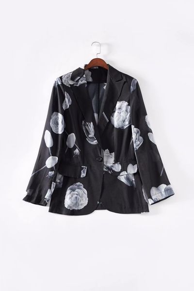 autumn 2019 new european and american women's wear long sleeve ink rose print a grain of buckle fashion coat, Black;brown
autumn 2019 new european and american women's wear long sleeve ink rose print a grain of buckle fashion coat, Black;brown