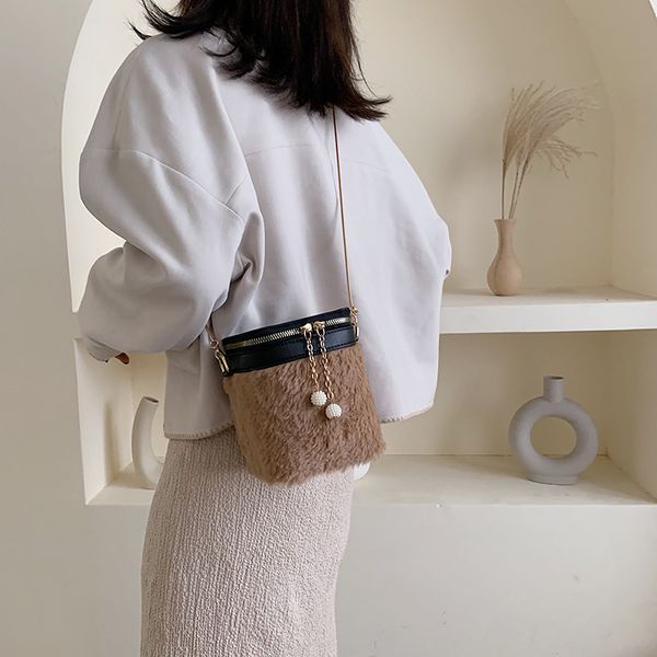 new mini crossbody bags for women handbags chic messenger bags shoulder bag lady faux fur chain small bucket all match
new mini crossbody bags for women handbags chic messenger bags shoulder bag lady faux fur chain small bucket all match