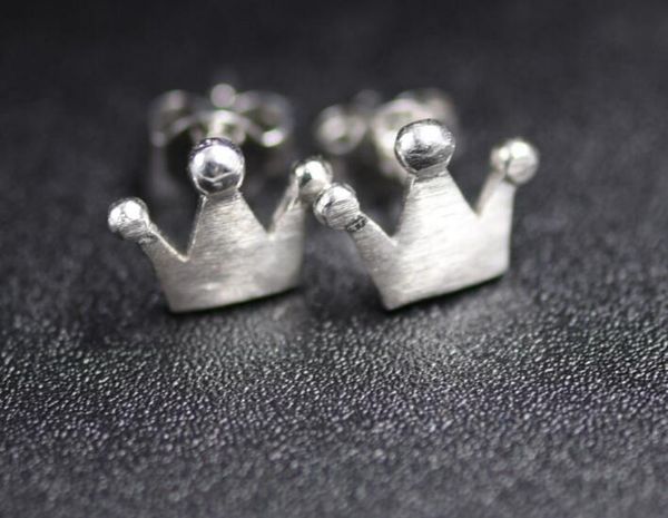 2019 fashion jewelry plated 925 sterling silver earrings wire drawing frosted an crown stud earrings for women/lover earring 15pairs, Golden;silver
2019 fashion jewelry plated 925 sterling silver earrings wire drawing frosted an crown stud earrings for women/lover earring 15pairs, Golden;silver