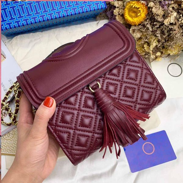 дизайнер crossbody сумки на ремне сумки цепи кисточкой щитка цепи женщин мешок двойной линии вышитая сумка высокого качества овчины кожаные
дизайнер crossbody сумки на ремне сумки цепи кисточкой щитка цепи женщин мешок двойной линии вышитая сумка высокого качества овчины кожаные