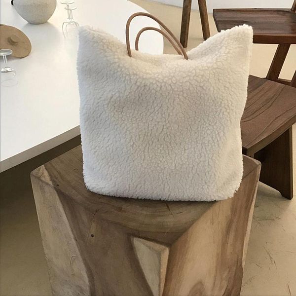 winter new fashion shoulder bag female solid female bag large plush winter handbag messenger soft warm fur
winter new fashion shoulder bag female solid female bag large plush winter handbag messenger soft warm fur
