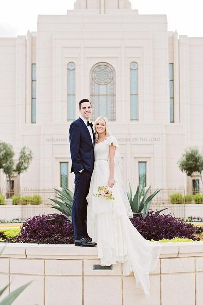 Flowy Chiffon Modest Wedding Dresses Beach Short Sleeves Beaded Belt Temple Bridal Gowns Queen Anne Neck Informal Bridal Gowns
Flowy Chiffon Modest Wedding Dresses Beach Short Sleeves Beaded Belt Temple Bridal Gowns Queen Anne Neck Informal Bridal Gowns