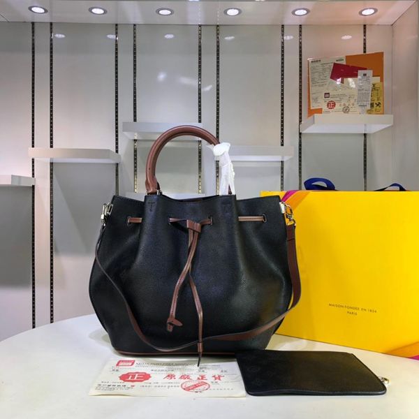 2019 multi-functional handbag, tighten the rope, it is a fashionable bucket bag, loosen the rope, into a large leisure handbag
2019 multi-functional handbag, tighten the rope, it is a fashionable bucket bag, loosen the rope, into a large leisure handbag