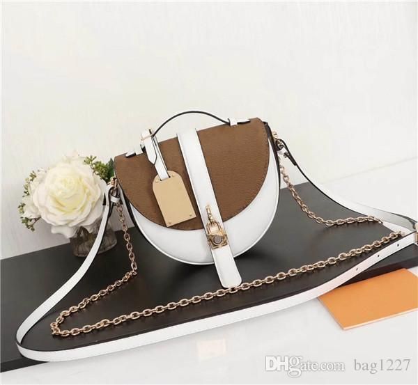 the latest fashion luxury printed leather design gold shoulder bag handbag metal quality 62790 size 20cm 18cm 6cm
the latest fashion luxury printed leather design gold shoulder bag handbag metal quality 62790 size 20cm 18cm 6cm