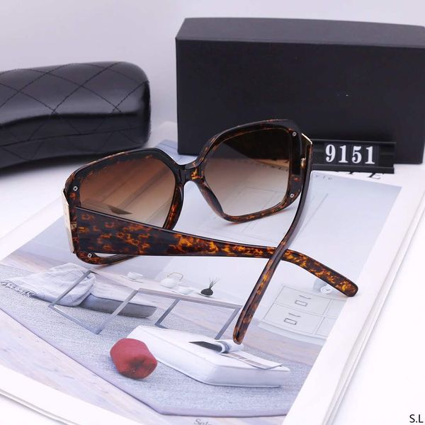 34/5000 the new 2020 women's hd lens fashion classic large frame sunglasses sunshade lens six colors optional original packaging box, Black
34/5000 the new 2020 women's hd lens fashion classic large frame sunglasses sunshade lens six colors optional original packaging box, Black