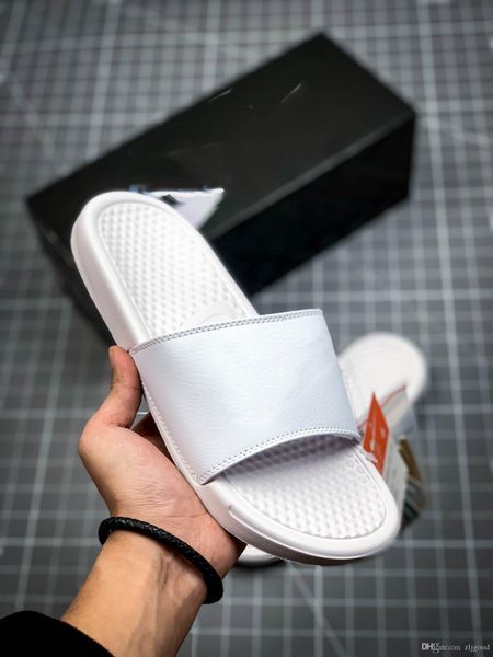 summer 2020 new luxury designer men and women couple beach slippers comfortable, stylish and beautiful foot size: 36-45 
summer 2020 new luxury designer men and women couple beach slippers comfortable, stylish and beautiful foot size: 36-45