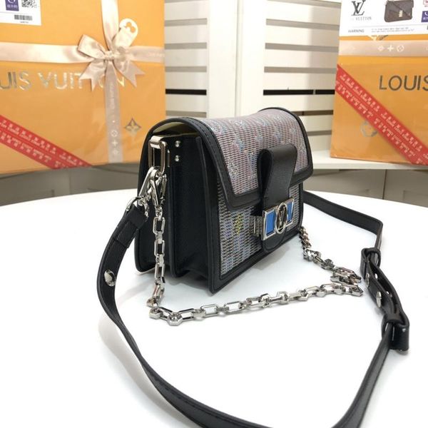 v4 french high-end brand ladies fashion small square bag classic charm exquisite fashion design party delivery m55454, Black;red
v4 french high-end brand ladies fashion small square bag classic charm exquisite fashion design party delivery m55454, Black;red