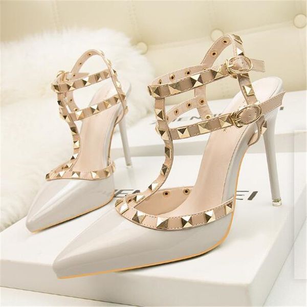 2019 new rivet double buckle fashion women sandals high heels pointed cut-outs party shoes women solid patent leather rome shoes, Black
2019 new rivet double buckle fashion women sandals high heels pointed cut-outs party shoes women solid patent leather rome shoes, Black
