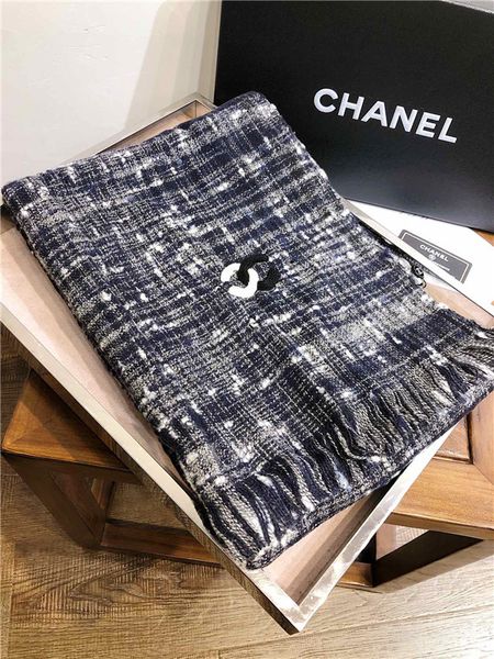 luxury new autumn and winter 2019 knitted scarf,the raw material is the the most flashy, Blue;gray
luxury new autumn and winter 2019 knitted scarf,the raw material is the the most flashy, Blue;gray