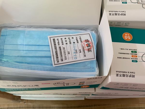 DHL бесплатные одноразовые маски CE FFP2 N95 маски с ушными крючками домашние утолщенные трехслойные маски отгружаются в течение 24 часов
DHL бесплатные одноразовые маски CE FFP2 N95 маски с ушными крючками домашние утолщенные трехслойные маски отгружаются в течение 24 часов