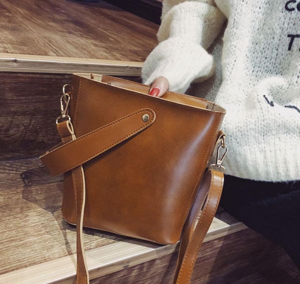 Fashion Bucket Bags Women's Simple and Versatile Large Capacity Single Shoulder Bag Diagonal Straddle Bag Leisure Handbag
Fashion Bucket Bags Women's Simple and Versatile Large Capacity Single Shoulder Bag Diagonal Straddle Bag Leisure Handbag