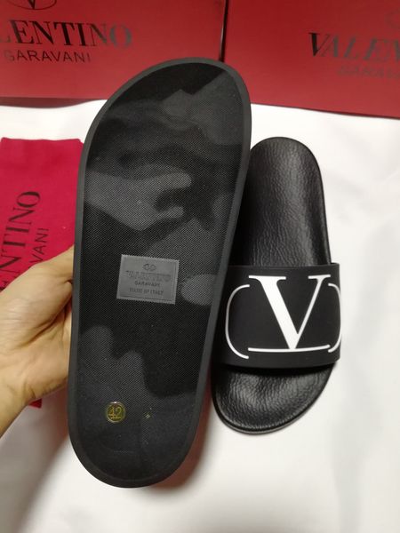 2020 latest classic fashion leather valentino flip flop slippers sandals men's women's shoes slippers sandals size 35-45 ra52
2020 latest classic fashion leather valentino flip flop slippers sandals men's women's shoes slippers sandals size 35-45 ra52