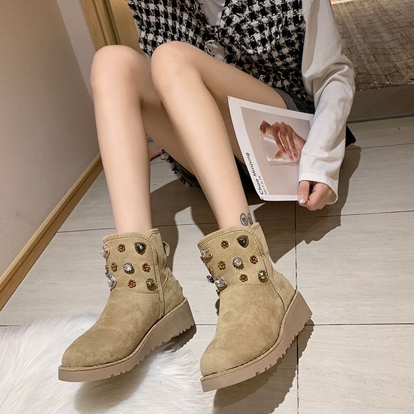 2019 winter women suede plush lining ankle fur platform snow boots flat with black/brown rivet emu boots fashion cotton shoes
2019 winter women suede plush lining ankle fur platform snow boots flat with black/brown rivet emu boots fashion cotton shoes