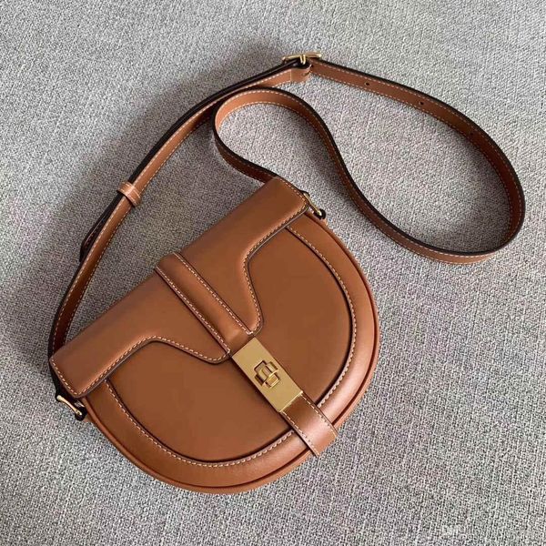 the 2019 crossbody bag for women is a one-shoulder bag with a cover and a swivel clasp to close the opening
the 2019 crossbody bag for women is a one-shoulder bag with a cover and a swivel clasp to close the opening
