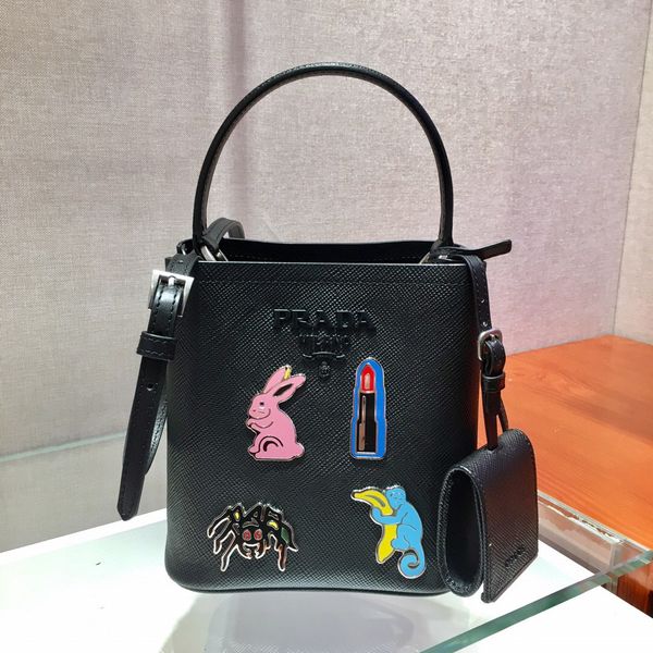 new lady's handbag 7a high-end custom quality high capacity handbag fashion casual style enamel metal decal leather trim buckle with de
new lady's handbag 7a high-end custom quality high capacity handbag fashion casual style enamel metal decal leather trim buckle with de