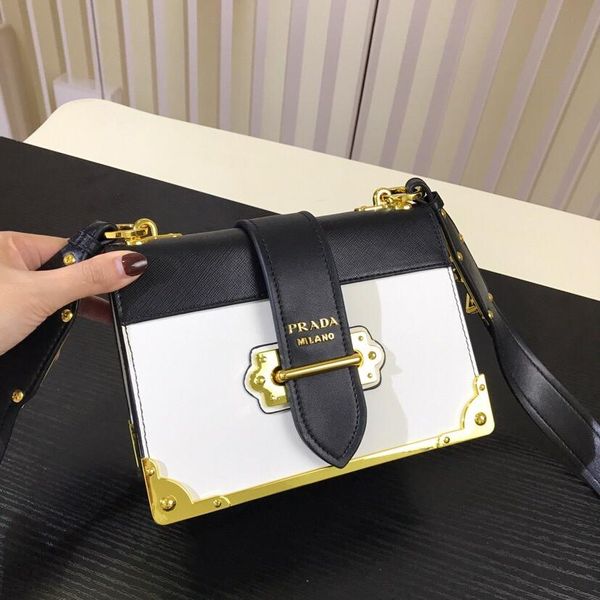 1bd045 cahier saffiano calf leather shoulder handbags strap closure front leather lining with dust bag size 20*14.5*8.5cm
1bd045 cahier saffiano calf leather shoulder handbags strap closure front leather lining with dust bag size 20*14.5*8.5cm