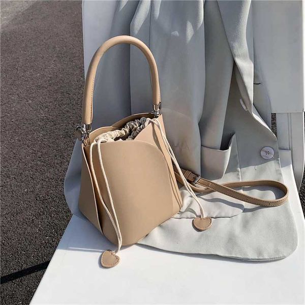 the new korean version of french niche handbag 2020 is popular and fashionable
the new korean version of french niche handbag 2020 is popular and fashionable
